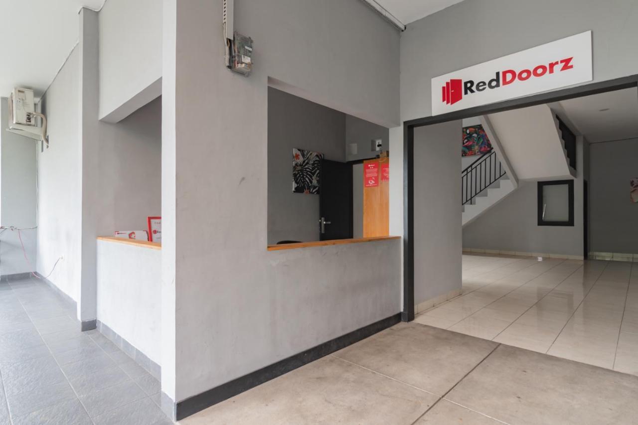 RedDoorz near Exit Toll Pasteur 4 Hotel Bandung Buitenkant foto